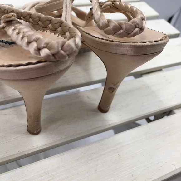 - ⬇️$225 Manolo Blahnik Heels 8 - Picture 4 of 16